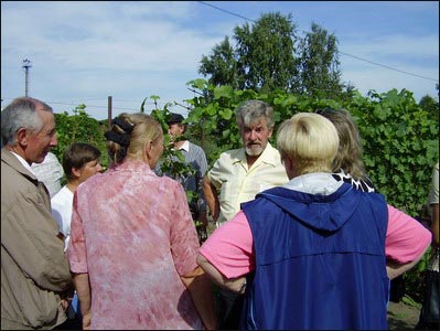 Также гости посетили виноградник при станции юннатов на котором происходит обучение членами совета ЦСВ детей и слушателей ежегодных курсов по выращиванию винограда в условиях сибири